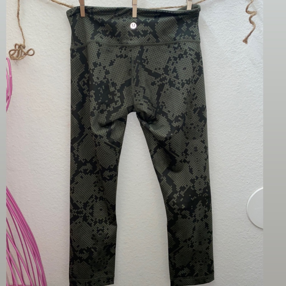 Lululemon olive green snake skin mid rise leggings size 4